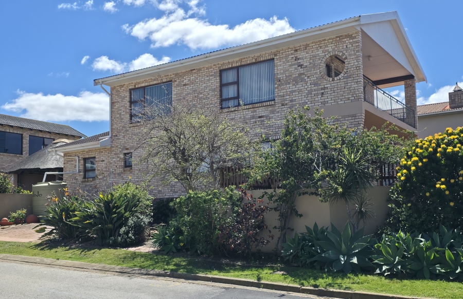 4 Bedroom Property for Sale in Wavecrest Eastern Cape